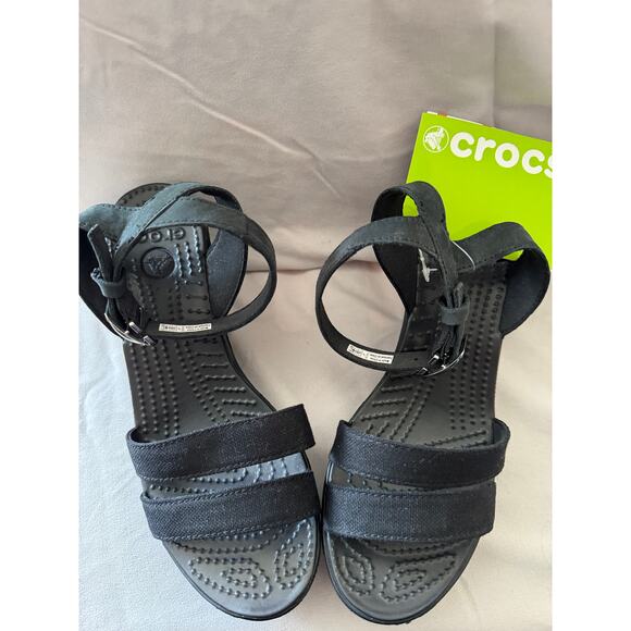 Crocs Women’s Black Strappy Wedge Sandals Size 7 NWT Lightweight Comfort - Picture 2 of 6